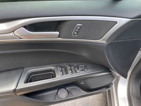 Used 2020 Ford Fusion SE FWD image 19