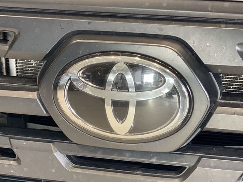 Certified 2018 Toyota Tacoma SR image 10