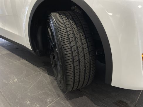 Used 2023 Tesla Model Y AWD image 13