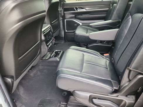 Used 2022 Jeep Wagoneer Series III w/ Flexible Seating Group image 10