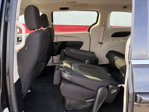 Used 2022 Chrysler Voyager LX FWD image 40