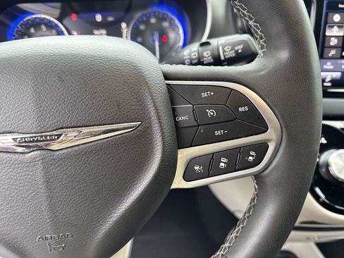 Used 2023 Chrysler Pacifica Touring-L image 25