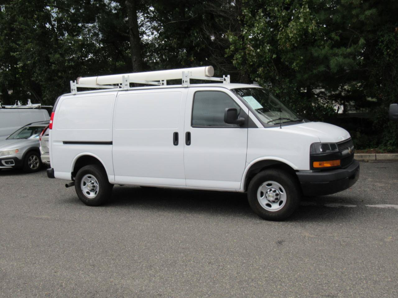 Used 2022 Chevrolet Express 3500 w/ Driver Convenience Package RWD image 6
