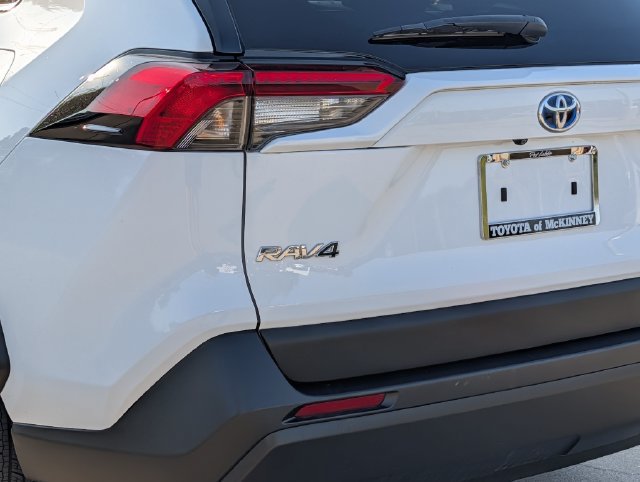 Used 2024 Toyota RAV4 LE AWD/4WD image 7