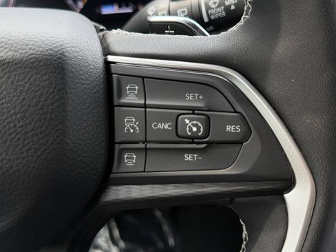 Used 2025 Jeep Grand Cherokee Laredo w/ Luxury Tech Group I AWD/4WD image 27