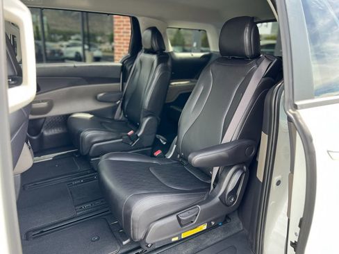 Used 2025 Kia Carnival EX FWD image 30