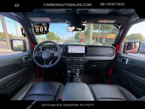 Used 2025 Jeep Wrangler Unlimited Rubicon AWD/4WD image 9
