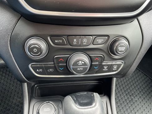 Used 2020 Jeep Cherokee Latitude Plus image 22