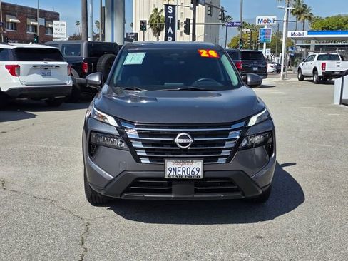 Used 2024 Nissan Rogue SV image 2