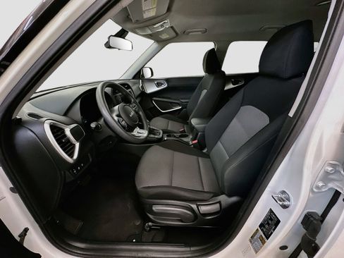 Used 2025 Kia Soul LX w/ LX Technology Package FWD image 13