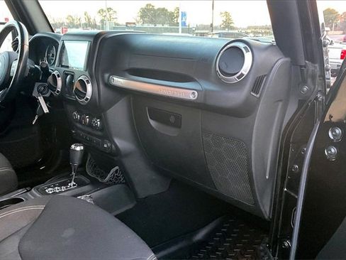 Used 2016 Jeep Wrangler Sahara w/ Connectivity Group image 21