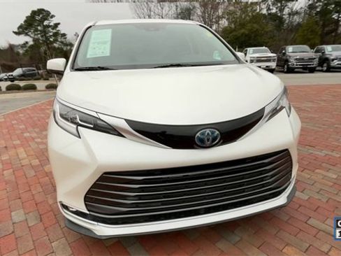 Used 2021 Toyota Sienna Limited image 4