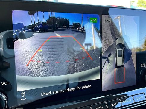 Used 2025 Nissan Pathfinder SL image 14