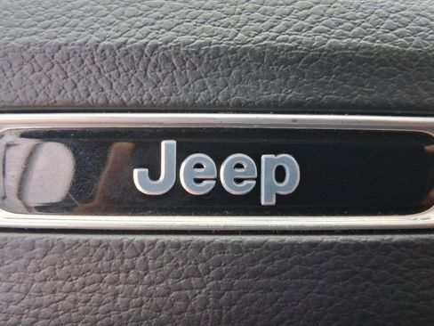 Used 2023 Jeep Grand Cherokee Limited w/ Black Appearance Package image 19