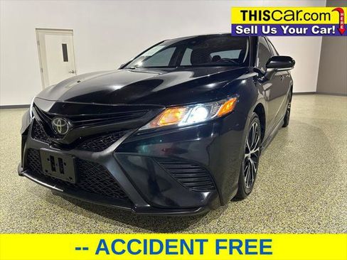 Used 2019 Toyota Camry SE image 3