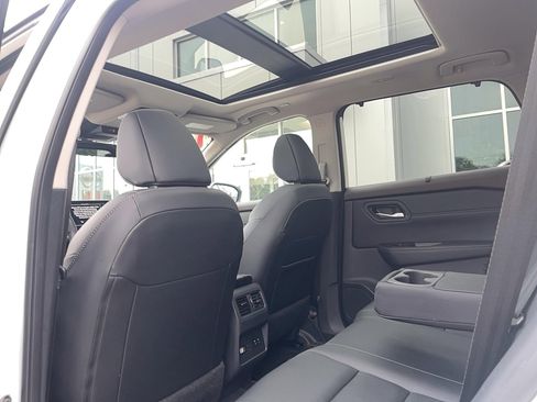 Used 2023 Nissan Rogue SL w/ SL Premium Package image 6