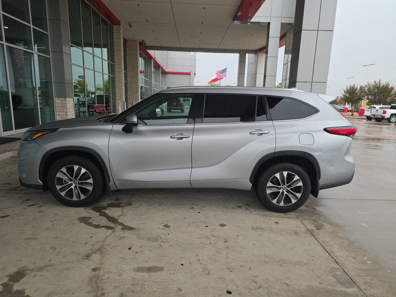 Used 2021 Toyota Highlander XLE AWD/4WD image 32