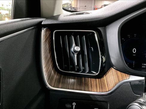 Used 2022 Volvo XC60 B5 Momentum w/ Climate Package image 34