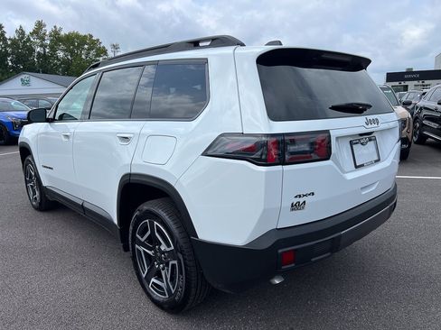 Used 2026 Jeep Cherokee Laredo AWD/4WD image 3