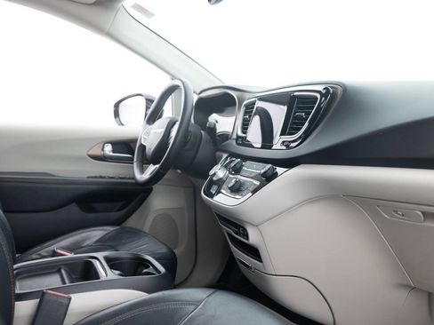 Used 2018 Chrysler Pacifica Touring-L w/ Tire & Wheel Group image 29