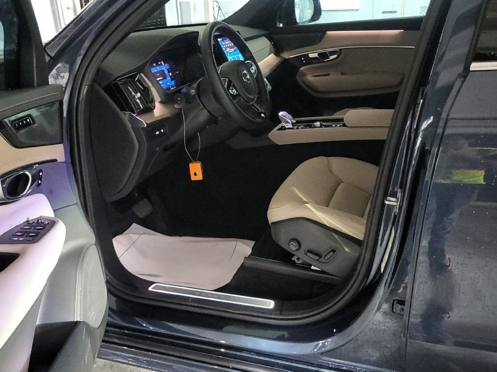Used 2025 Volvo XC90 T8 Plus w/ Protection Package Premier AWD/4WD image 3