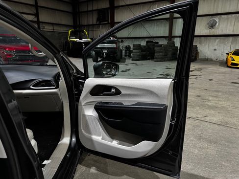 Used 2017 Chrysler Pacifica Touring-L Plus w/ Advanced Safetytec Group image 20