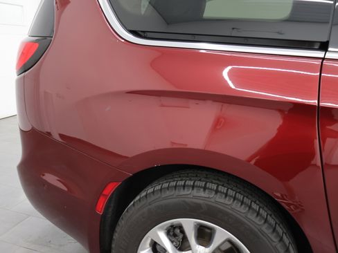 Used 2023 Chrysler Pacifica Touring-L AWD/4WD image 29