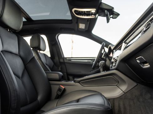 Certified 2026 Porsche Macan AWD/4WD image 44