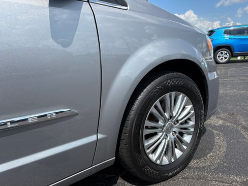 Used 2015 Chrysler Town & Country Touring-L w/ Driver Convenience Group FWD image 15