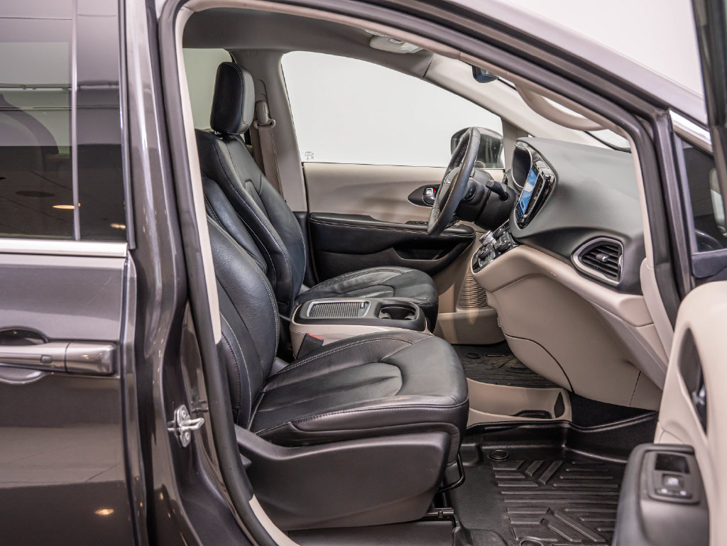 Used 2022 Chrysler Pacifica Touring-L FWD image 24