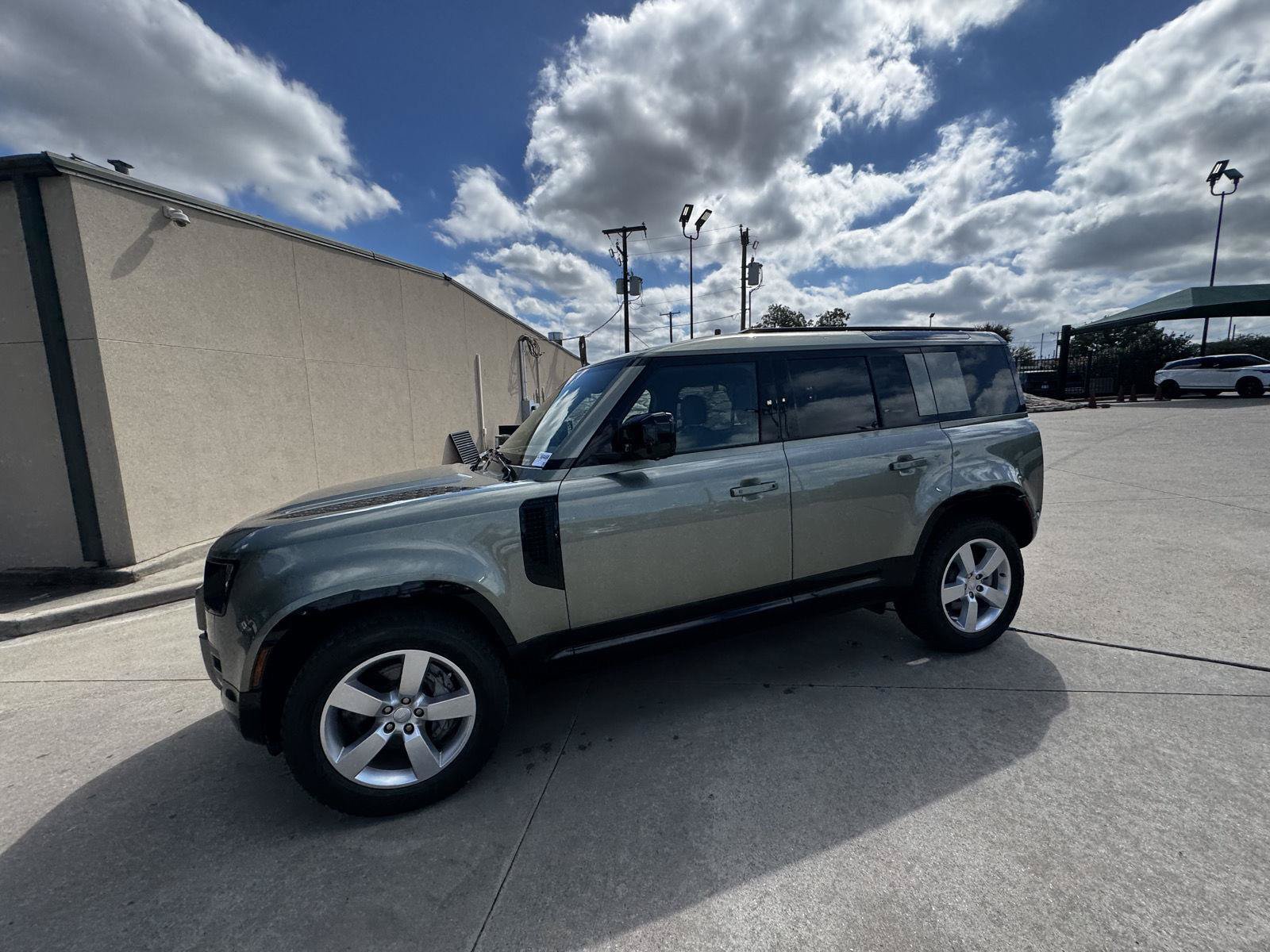 Used 2025 Land Rover Defender 110 X-Dynamic SE AWD/4WD image 2