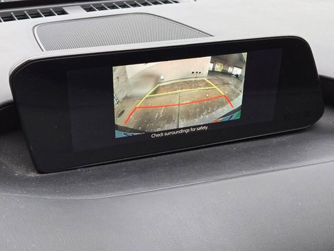 Used 2019 MAZDA MAZDA3 Hatchback w/ Preferred Package image 11