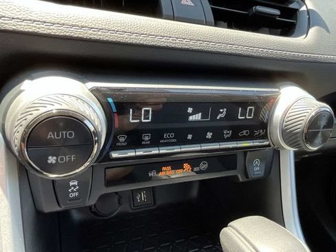 Used 2025 Toyota RAV4 XLE FWD image 39