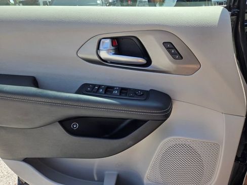 Used 2024 Chrysler Pacifica Limited FWD image 19