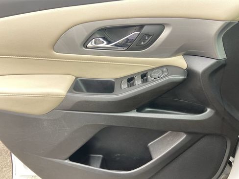 Used 2022 Chevrolet Traverse LS FWD image 17