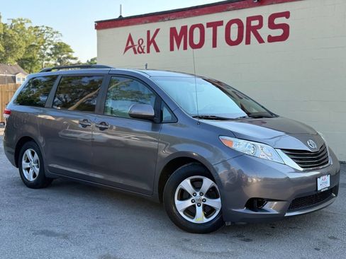 Used 2011 Toyota Sienna LE FWD image 1