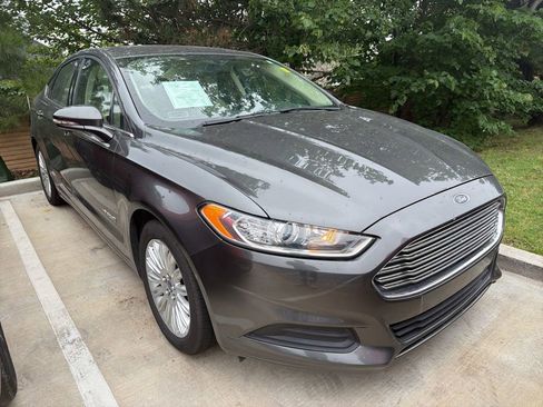 Used 2016 Ford Fusion SE FWD image 2