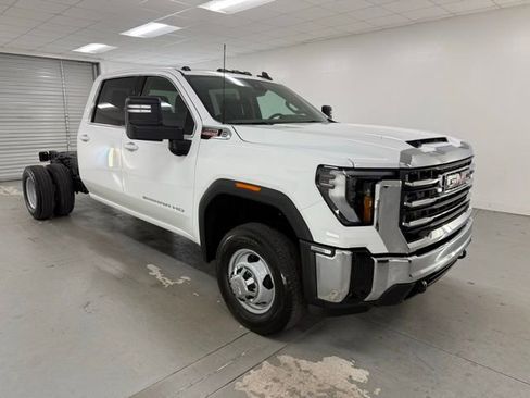 New 2026 GMC Sierra 3500 SLE w/ SLE Convenience Package image 3