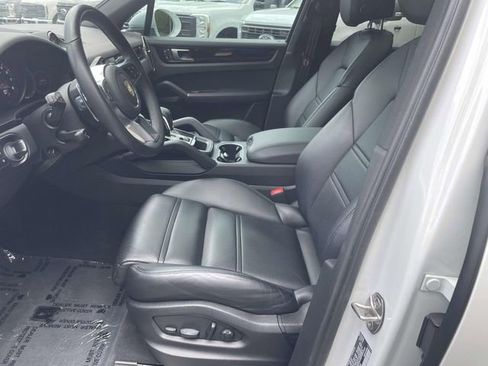 Used 2023 Porsche Cayenne AWD/4WD image 9