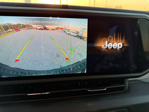 Used 2025 Jeep Wrangler Willys AWD/4WD image 17