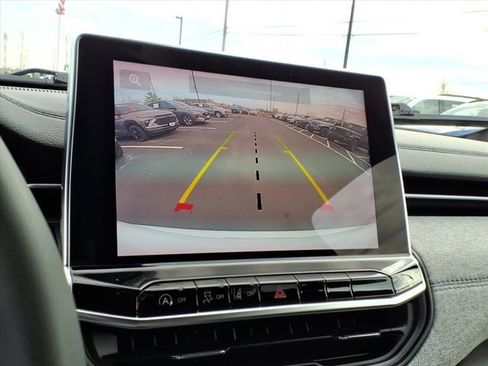 Used 2024 Jeep Compass Latitude image 11