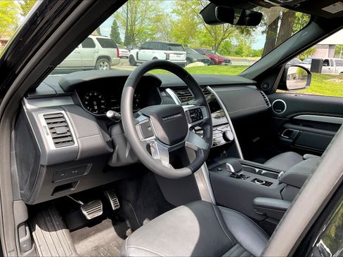 Used 2025 Land Rover Discovery Dynamic SE AWD/4WD image 17