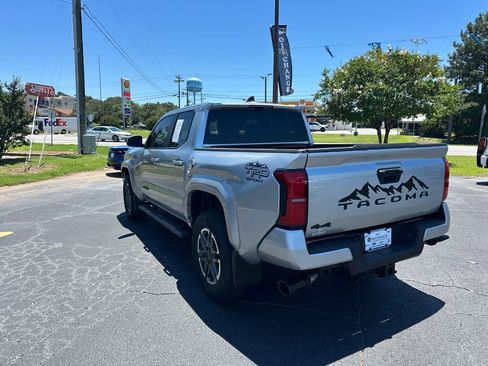 Used 2025 Toyota Tacoma TRD Sport AWD/4WD image 5