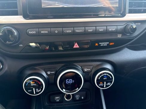 Used 2024 Hyundai Venue Limited FWD image 12