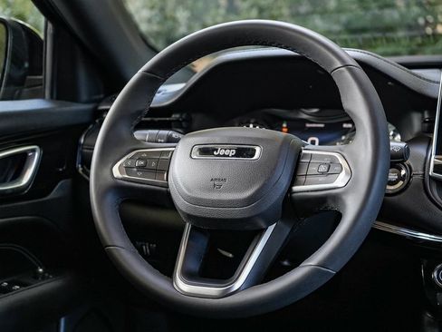 Used 2023 Jeep Compass Latitude AWD/4WD image 15