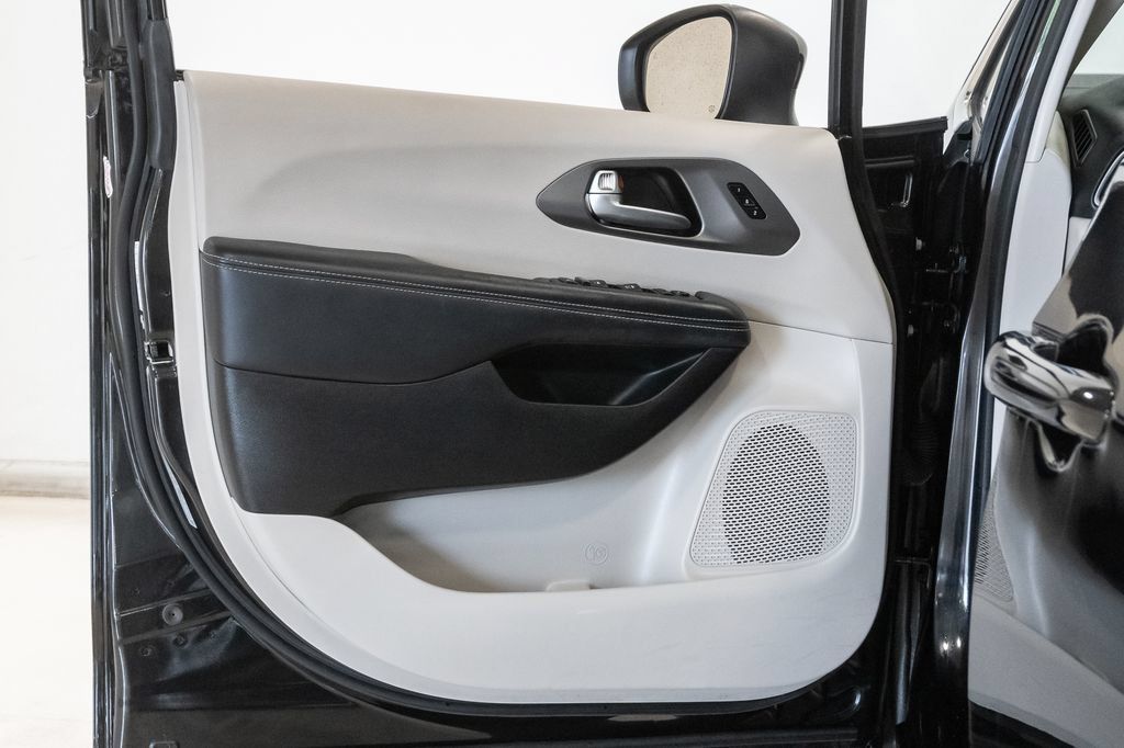 Used 2023 Chrysler Pacifica Touring-L FWD image 8
