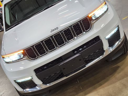 Used 2022 Jeep Grand Cherokee L Limited AWD/4WD image 19