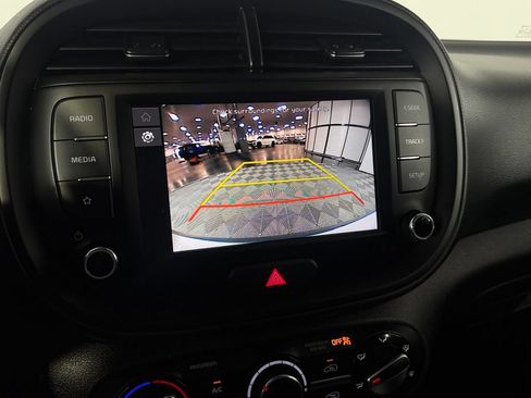 Used 2025 Kia Soul LX w/ LX Technology Package FWD image 18