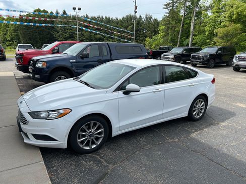 Used 2017 Ford Fusion SE FWD image 1