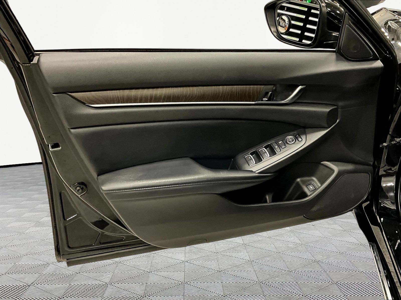 Used 2018 Honda Accord EX image 20